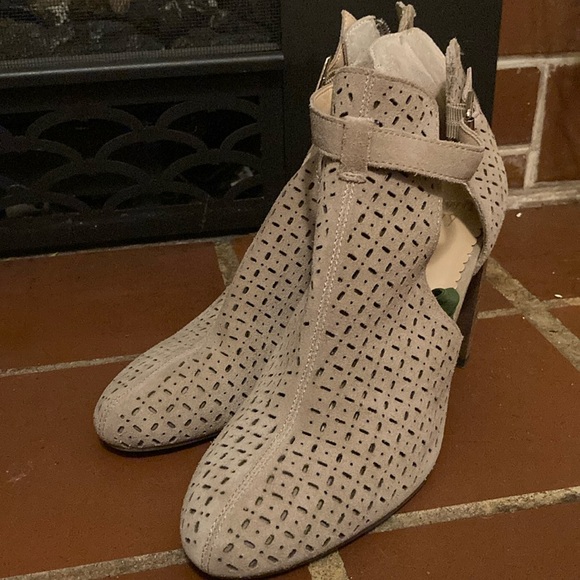 Faux suede heels - Picture 1 of 3